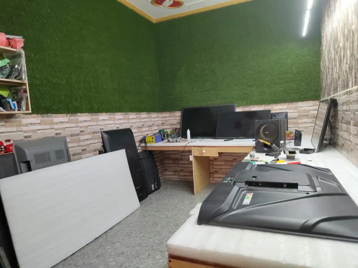GR Solution workshop repair bench with TV panels and diagnostic equipment
